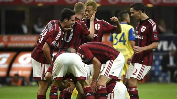 Milan-Chievo 2-0. Honda 7,5: quarto gol stagionale per il giapponese, che chiude i conti con una punizione capolavoro.