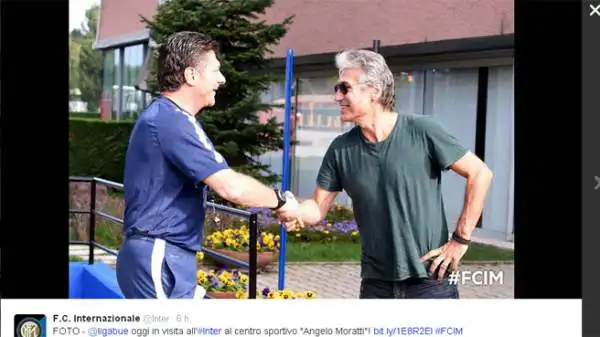 Ligabue, noto tifoso dell'Inter, si è recato in visita ad Appiano Gentile dove ha incontrato calciatori, dirigenti e allenatore.