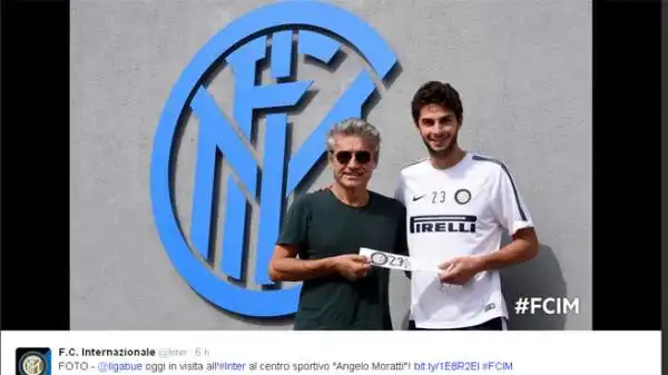 Ligabue, noto tifoso dell'Inter, si è recato in visita ad Appiano Gentile dove ha incontrato calciatori, dirigenti e allenatore.