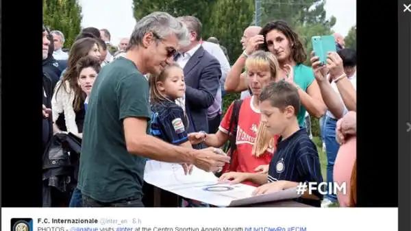 Ligabue, noto tifoso dell'Inter, si è recato in visita ad Appiano Gentile dove ha incontrato calciatori, dirigenti e allenatore.