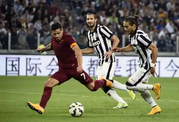 Juve-Roma 3-2: show e polemiche. Spettacolare partita allo Stadium tra bianconeri e giallorossi.