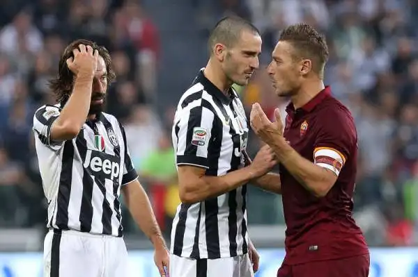 Juve-Roma 3-2: show e polemiche. Spettacolare partita allo Stadium tra bianconeri e giallorossi.