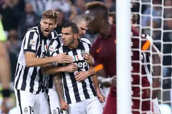 Juve-Roma 3-2: show e polemiche. Spettacolare partita allo Stadium tra bianconeri e giallorossi.