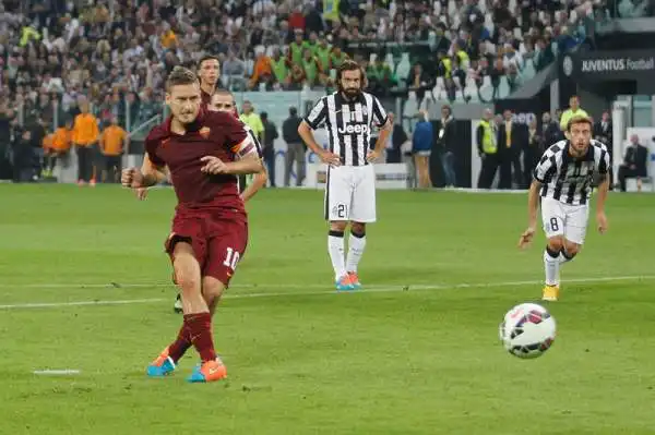 Juve-Roma 3-2: show e polemiche. Spettacolare partita allo Stadium tra bianconeri e giallorossi.