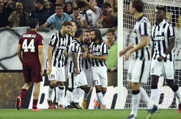 Juve-Roma 3-2: show e polemiche. Spettacolare partita allo Stadium tra bianconeri e giallorossi.