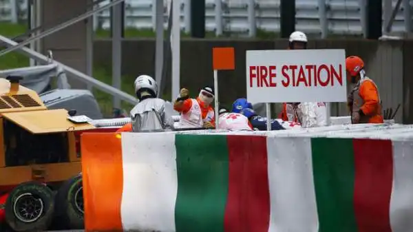 Durante il Gran Premio del Giappone, investito dal tifone Phanfone, Jules Bianchi si è schiantato sotto la gru che stava già recuperando la macchina di Sutil.