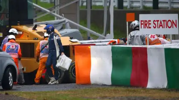 Durante il Gran Premio del Giappone, investito dal tifone Phanfone, Jules Bianchi si è schiantato sotto la gru che stava già recuperando la macchina di Sutil.