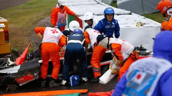 Durante il Gran Premio del Giappone, investito dal tifone Phanfone, Jules Bianchi si è schiantato sotto la gru che stava già recuperando la macchina di Sutil.