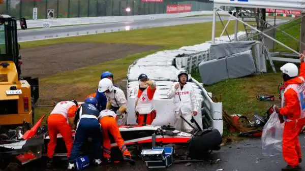 Durante il Gran Premio del Giappone, investito dal tifone Phanfone, Jules Bianchi si è schiantato sotto la gru che stava già recuperando la macchina di Sutil.