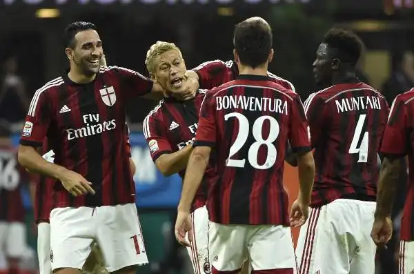 Il Milan torna a vincere, 2-0 al Chievo. Muntari e Honda firmano il successo dei rossoneri.