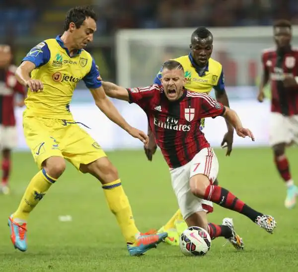 Il Milan torna a vincere, 2-0 al Chievo. Muntari e Honda firmano il successo dei rossoneri.