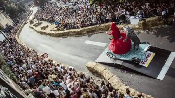 Più di 20.000 spettatori entusiasti a Torino per la corsa più folle del mondo. Vittoria finale per il team di Pioltello, che precede la Pollocar di Torino e Cappuccetto Rotto.