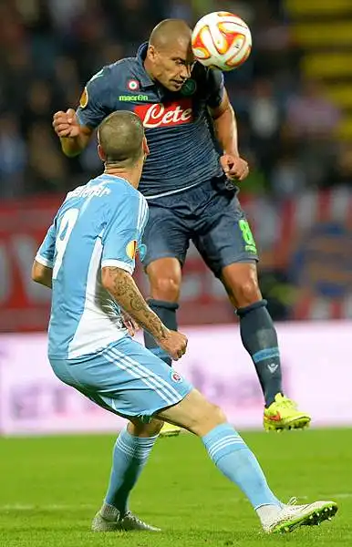Il Napoli vince in Slovacchia grazie ai gol di Hamsik e Higuain. Azzurri primi nel loro girone di Europa League a punteggio pieno.