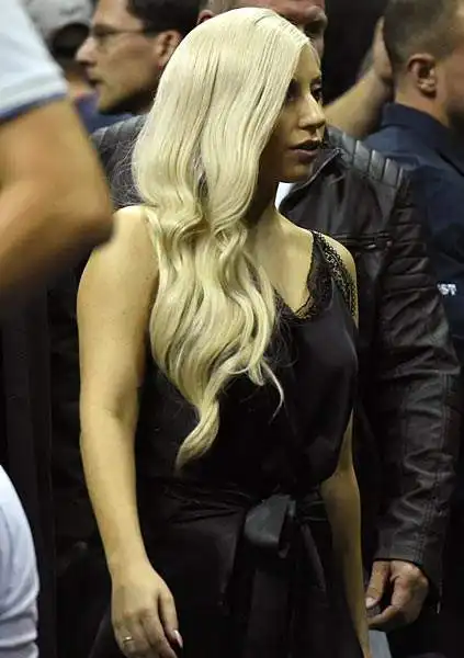 Lady Gaga, a Berlino per impegni discografici, è stata invitata ad assistere ad Alba Berlino-San Antonio Spurs, amichevole di lusso di basket.