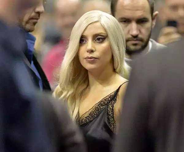 Lady Gaga, a Berlino per impegni discografici, è stata invitata ad assistere ad Alba Berlino-San Antonio Spurs, amichevole di lusso di basket.