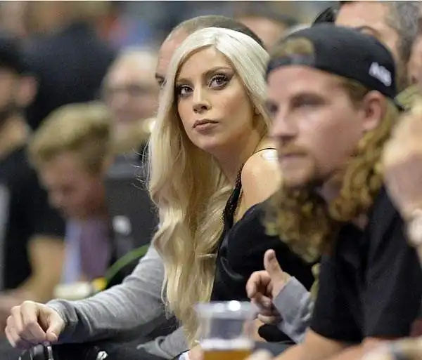 Lady Gaga, a Berlino per impegni discografici, è stata invitata ad assistere ad Alba Berlino-San Antonio Spurs, amichevole di lusso di basket.