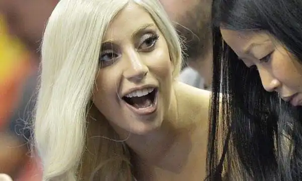 Lady Gaga, a Berlino per impegni discografici, è stata invitata ad assistere ad Alba Berlino-San Antonio Spurs, amichevole di lusso di basket.