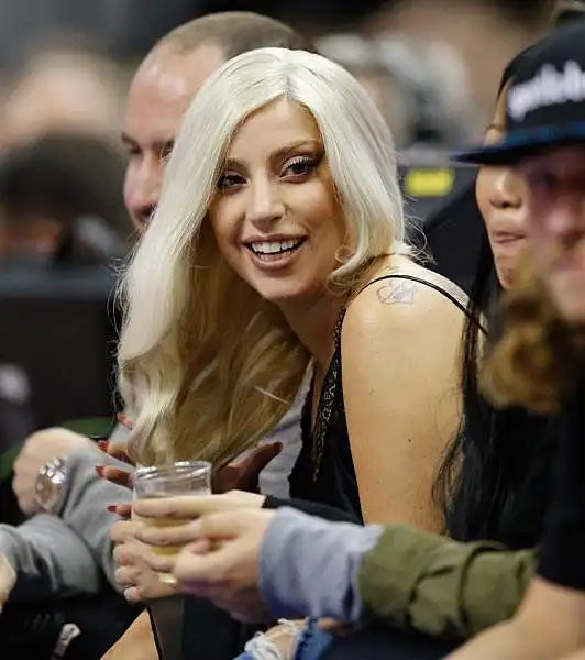 Lady Gaga, a Berlino per impegni discografici, è stata invitata ad assistere ad Alba Berlino-San Antonio Spurs, amichevole di lusso di basket.