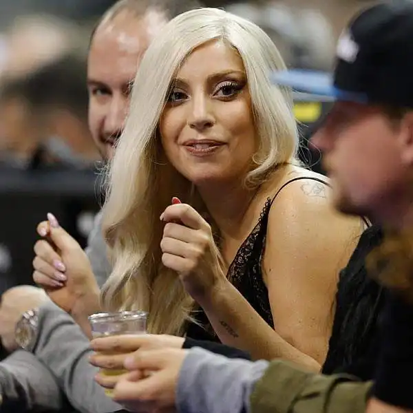 Lady Gaga, a Berlino per impegni discografici, è stata invitata ad assistere ad Alba Berlino-San Antonio Spurs, amichevole di lusso di basket.