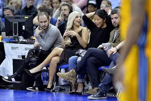 Lady Gaga, a Berlino per impegni discografici, è stata invitata ad assistere ad Alba Berlino-San Antonio Spurs, amichevole di lusso di basket.