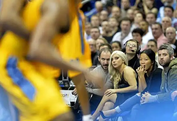 Lady Gaga, a Berlino per impegni discografici, è stata invitata ad assistere ad Alba Berlino-San Antonio Spurs, amichevole di lusso di basket.