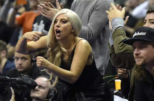 Lady Gaga, a Berlino per impegni discografici, è stata invitata ad assistere ad Alba Berlino-San Antonio Spurs, amichevole di lusso di basket.