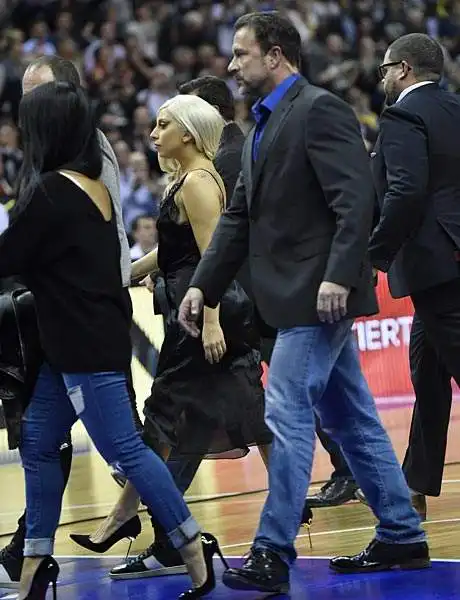 Lady Gaga, a Berlino per impegni discografici, è stata invitata ad assistere ad Alba Berlino-San Antonio Spurs, amichevole di lusso di basket.