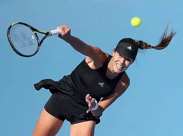 Tennis: La serba Ana Ivanovic serve contro la svizzera Belinda Bencic durante il China Open di Pechino