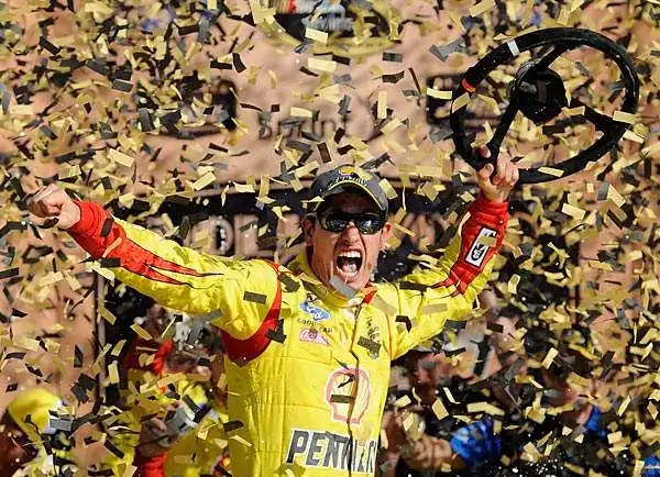 NASCAR: Joey Logano, pilota della Shell-Pennzoil Ford, festeggia la vittoria nel NASCAR Sprint Cup Series Hollywood Casino 400 al Kansas Speedway.