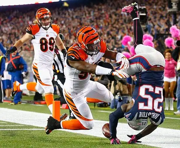 NFL: Spettacolare touchdown di Kyle Arrington dei New England Patriots contro i Cincinnati Bengals al Foxboro Stadium.