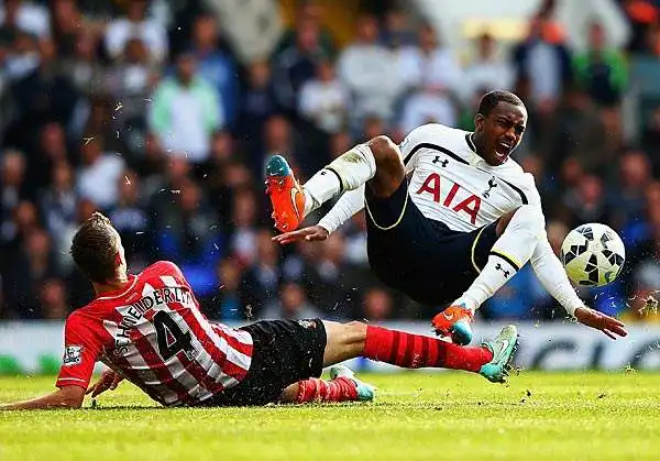 Calcio: Un duro scontro di gioco tra Morgan Schneiderlin del Southampton e Danny Rose del Totenham durante un'incontro di Premier League al White Hart Lane.