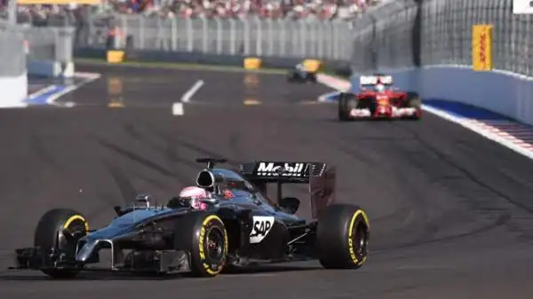 Lewis Hamilton vince il Gran Premio di Russia nel villaggio olimpico a Sochi e incrementa il suo vantaggio in classifica generale (+17) sul compagno della Mercedes Nico Rosberg.