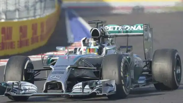 Il Gp di Russia nelle mani della Mercedes, che vince il titolo costruttori. Hamilton primo, Rosberg secondo, Bottas terzo. Alonso sesto, Vettel ottavo e Raikkonen nono.