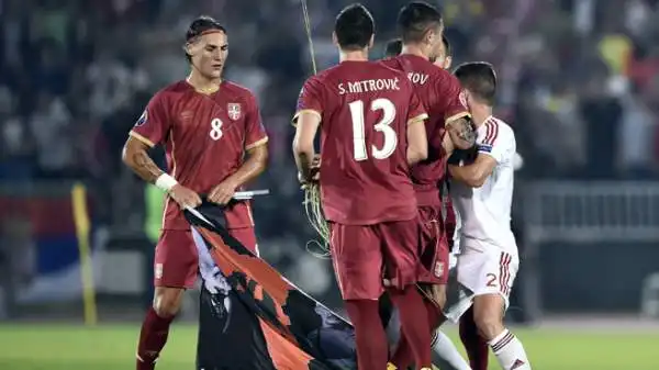 Mitrovic ha cercato di agganciare il vessillo e di tirarlo giù cercando di strapparlo, scatenando la rabbia dei giocatori albanesi e una rissa tra le due squadre.