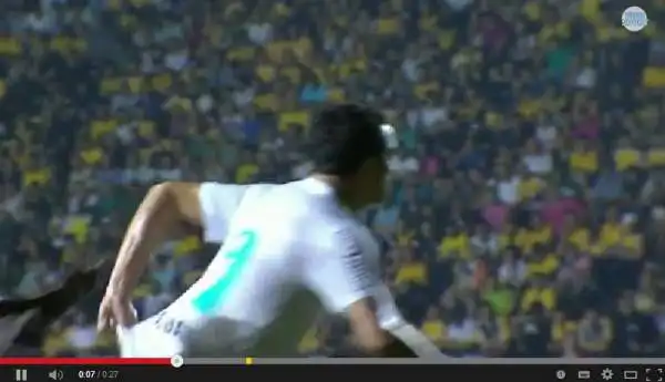 In occasione di un calcio piazzato, nel corso di Criciuma-Santos, Damiao ha infatti ben pensato di prendersi il retro della maglietta e di strattonarsi da solo.