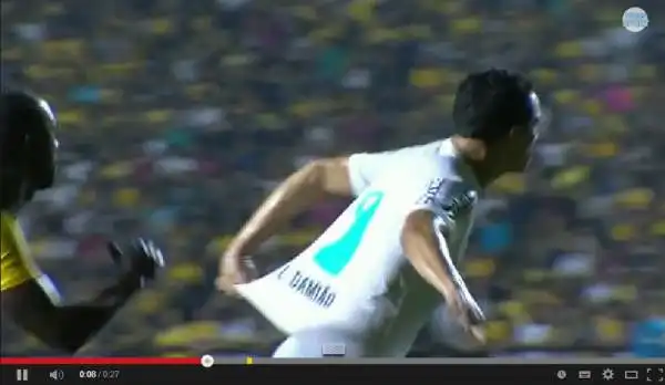 Leandro Damiao varca l'ultima soglia della simulazione: si strattona la maglia da solo. Ma l'arbitro non ci casca e lui viene squalificato per sei giornate.