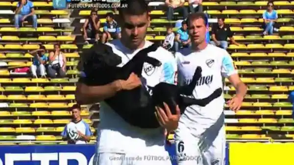 Invasione di campo... di un cane. E' successo in Argentina durante la partita tra Belgrano e Quilmes. Il cucciolo si è rotolato sulla linea di fondo prima che il gioco venisse fermato.