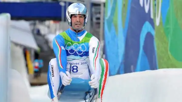 Il leggendario slittinista azzurro ha annunciato il ritiro dopo 6 medaglie in 6 edizioni diverse delle Olimpiadi Invernali. Nel suo palmarés anche il titolo mondiale, vinto 6 volte.