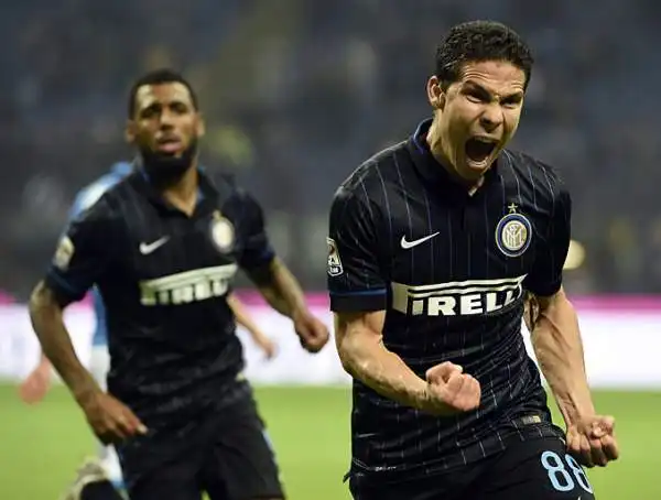 Secondo tempo pirotecnico a San Siro con l'Inter che risponde due volte al napoli nel quarto d'ora finale. In gol due volte Callejon per il Napoli, Guarin ed Hernanes per l'Inter.