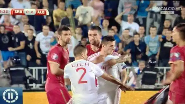 Mitrovic ha cercato di agganciare il vessillo e di tirarlo giù cercando di strapparlo, scatenando la rabbia dei giocatori albanesi e una rissa tra le due squadre.