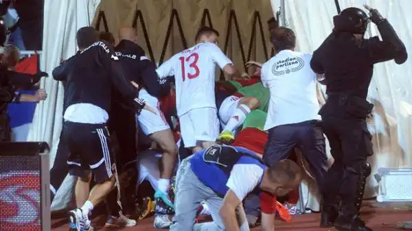Serbia-Albania, gara di qualificazione a Euro2016, è finita in guerriglia.
