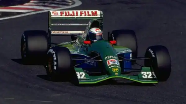 Alex Zanardi, classe 1966, esordisce in Formula 1 nel 1991 con la Jordan. Al debutto in Spagna è subito nono.