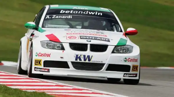 Zanardi non si perde d'animo e riesce addirittura a tornare a correre, vincendo il Campionato Italiano Superturismo.