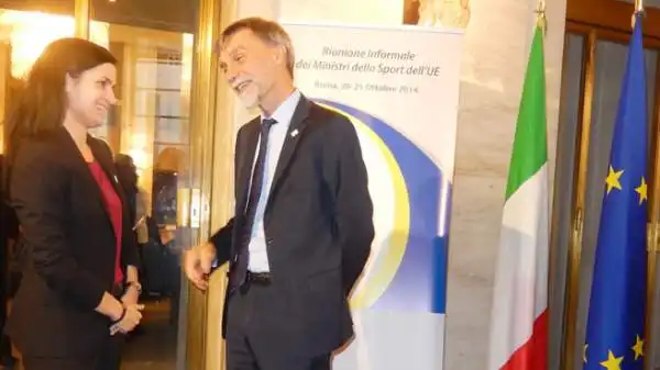A Roma si è svolta una riunione informale dei ministri dello sport dell'Unione Europea: Graziano Delrio con la polacca Johanna Zurowska-Easton.