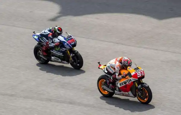 Marquez rimonta e batte un grande Rossi. Il campione del mondo si impone in Malesia davanti alle due Yamaha.