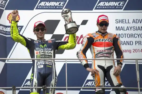 Marquez rimonta e batte un grande Rossi. Il campione del mondo si impone in Malesia davanti alle due Yamaha.