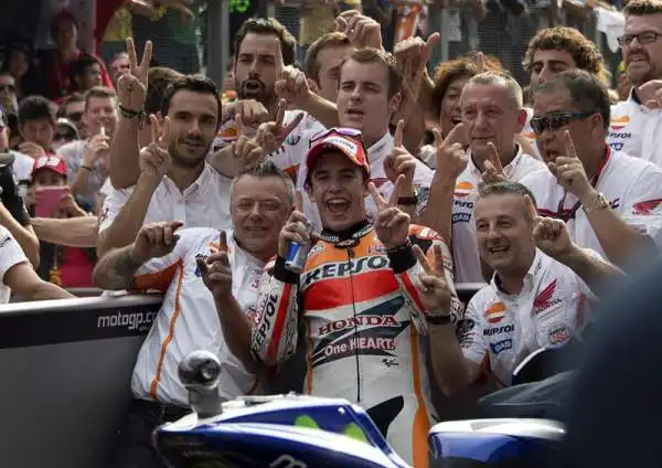 Marquez rimonta e batte un grande Rossi. Il campione del mondo si impone in Malesia davanti alle due Yamaha.