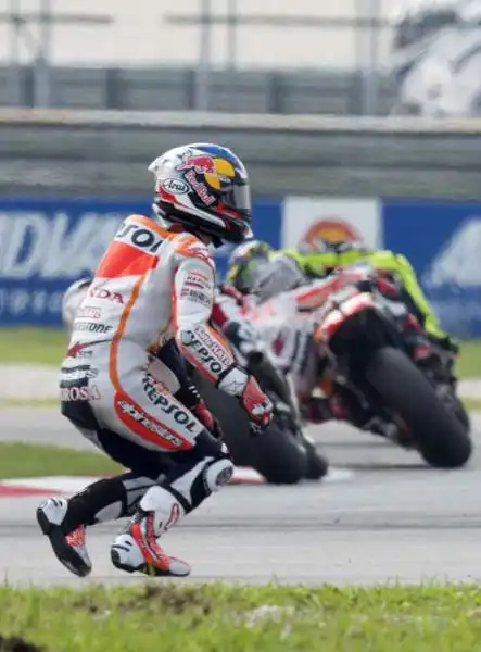 Marquez rimonta e batte un grande Rossi. Il campione del mondo si impone in Malesia davanti alle due Yamaha.