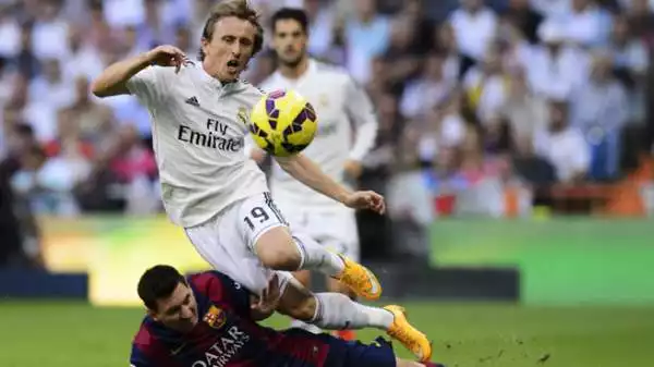 Spettacolo al Bernabeu per il Clasico, vinto 3-1 dal Real Madrid. Il Barcellona (debutto di Suarez) passa subito in vantaggio con Neymar, ma viene rimontato da Ronaldo (rigore), Pepe e Benzema.