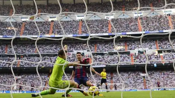 Spettacolo al Bernabeu per il Clasico, vinto 3-1 dal Real Madrid. Il Barcellona (debutto di Suarez) passa subito in vantaggio con Neymar, ma viene rimontato da Ronaldo (rigore), Pepe e Benzema.